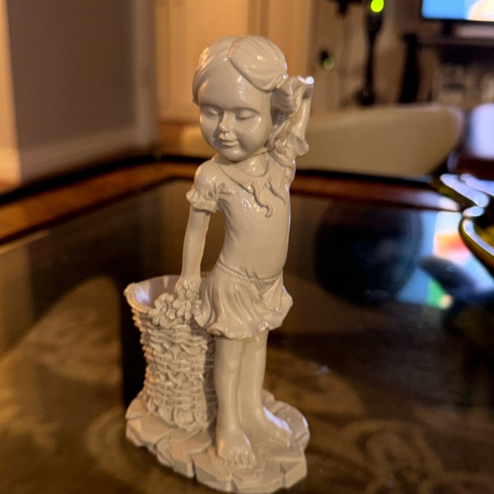 Unique girl with basket figurine - Picture 1 of 4
